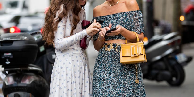 ragazze con smartphone